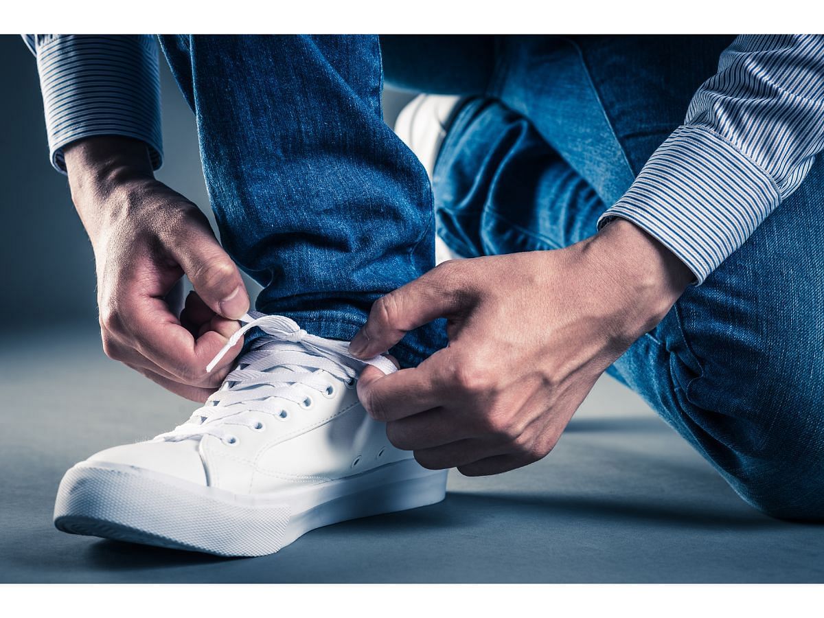 Classic white minimalistic shoes (Image via Canva)